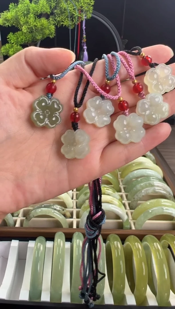 蛇纹石玉未镶嵌颈饰岫玉四叶草