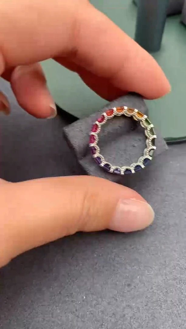 【闪购商品】彩色蓝宝石戒指18K金镶嵌彩色蓝宝石排戒