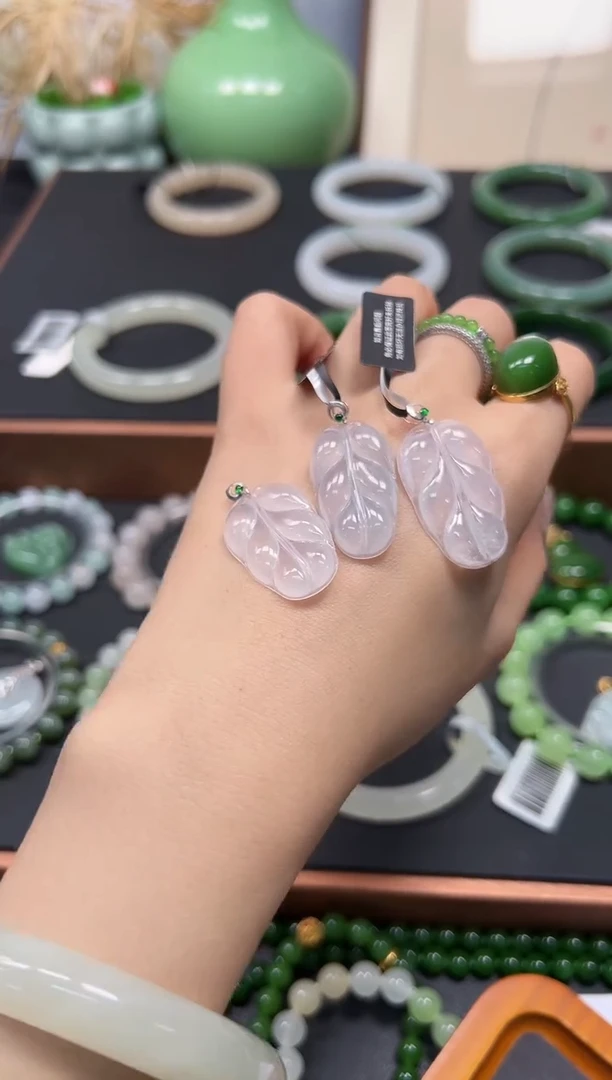 颈饰18K金镶嵌翡翠翡翠叶子