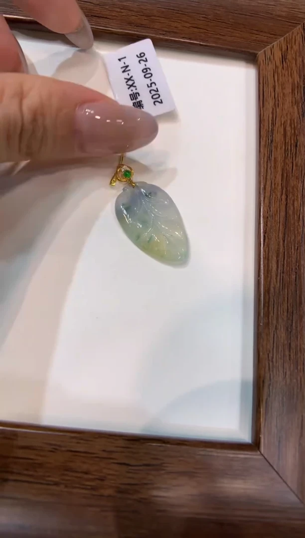 颈饰18K金镶嵌翡翠叶子