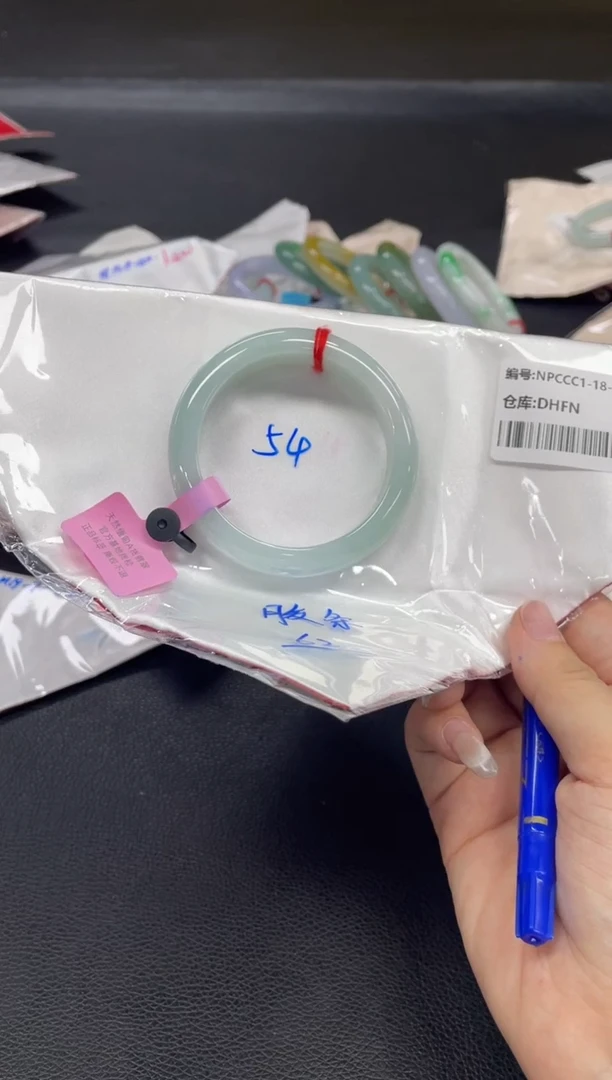 翡翠手镯未镶嵌翡翠手镯
