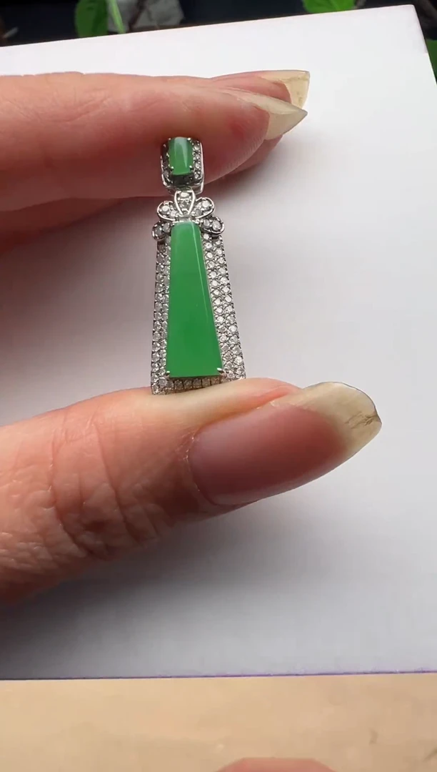 颈饰18K金镶嵌翡翠无事柱吊坠