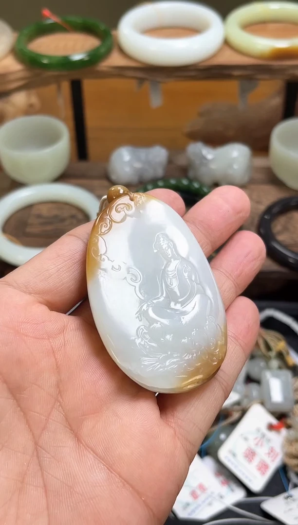 吊坠(不含链)未镶嵌和田玉且末金山糖白 观音随形