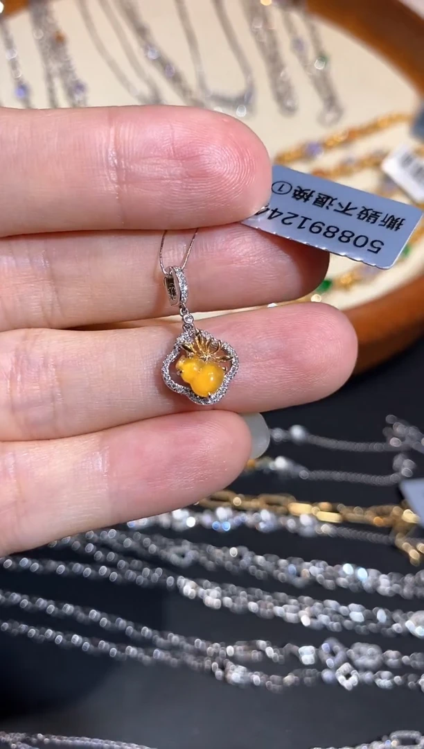 颈饰18K金镶嵌翡翠吊坠