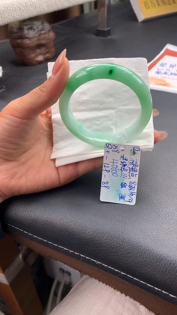 未镶嵌手镯翡翠?****?自带#送人#，联系客服核对地址~