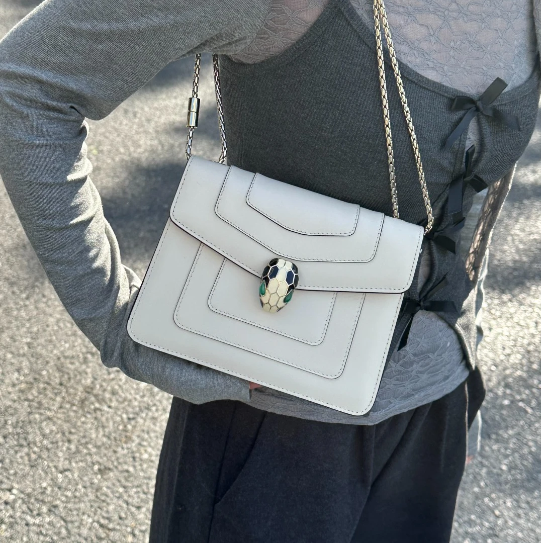 95新 BVLGARI/宝格丽 宝格丽白色小号蛇头包，可单肩可斜挎 有镜子