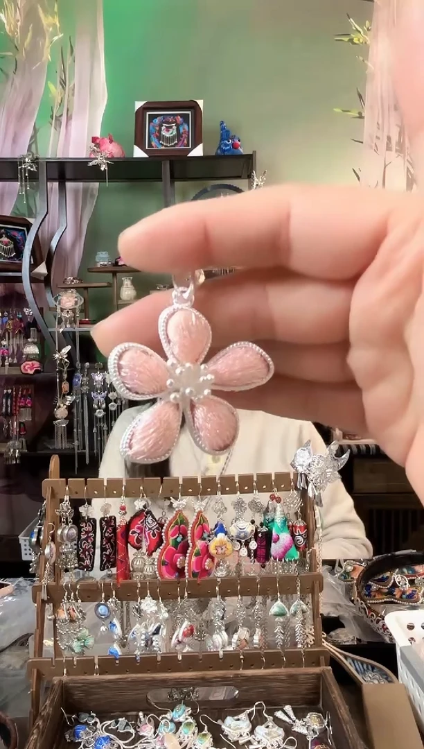 彩云南阁非遗老绣苗银饰品694