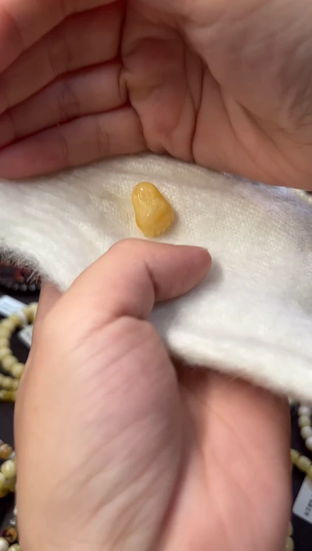 裸石琥珀未镶嵌雕刻件