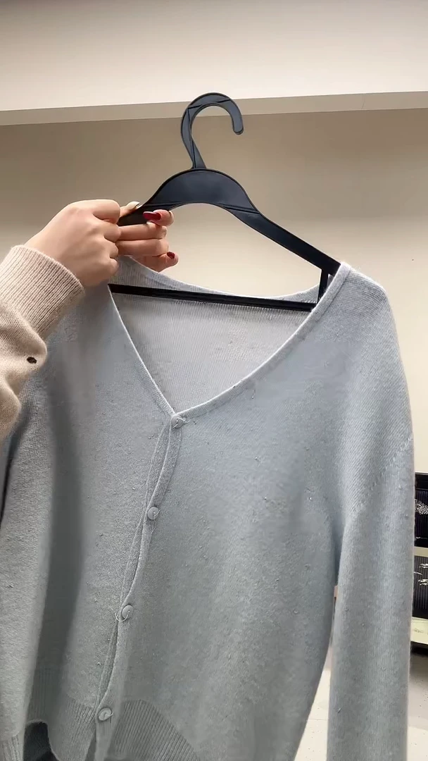 奶蓝色V领金豆繁星系列羊毛开衫