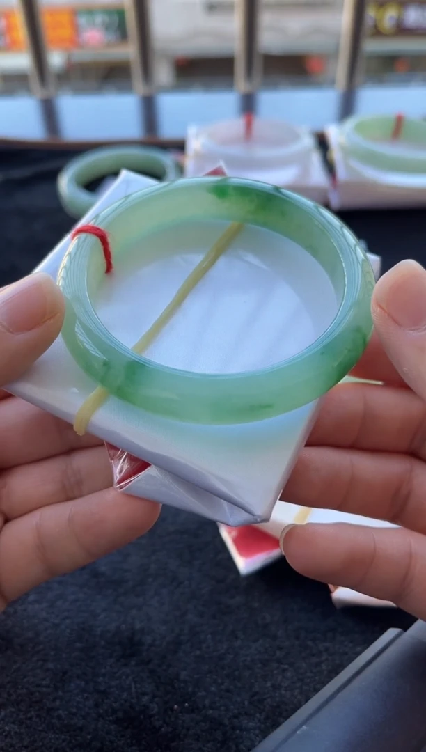 未镶嵌手镯翡翠多人