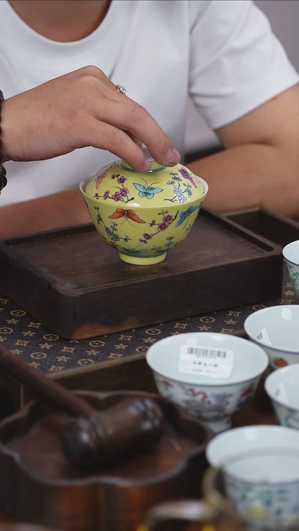 黄釉蝶恋花两才盖碗