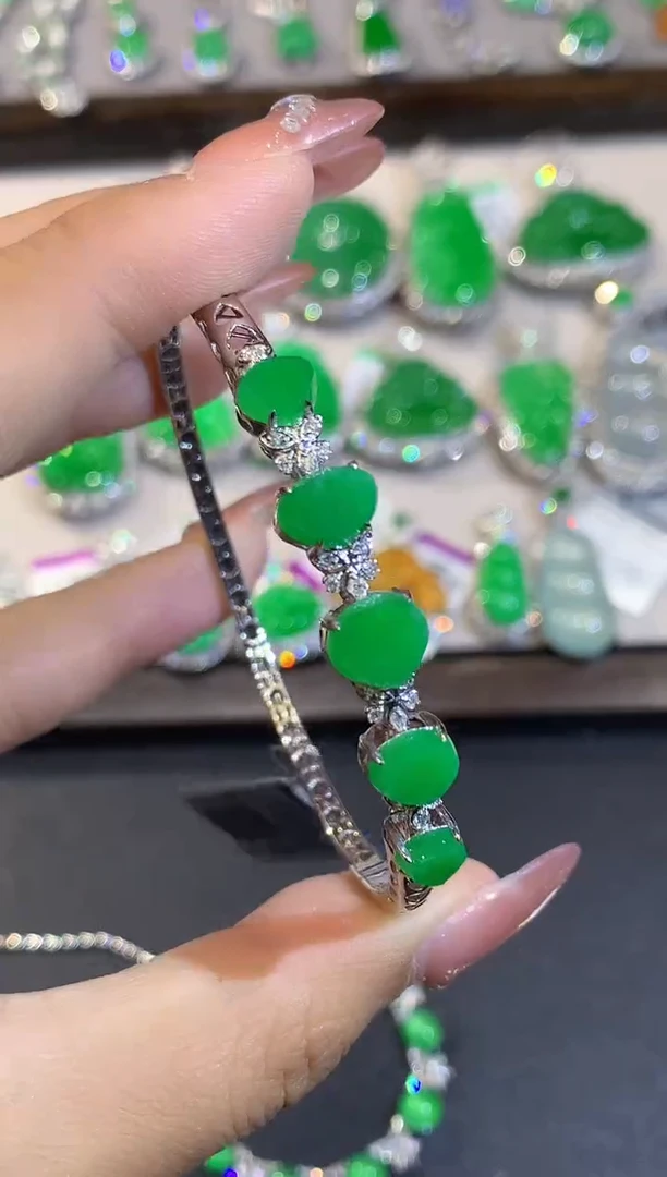 18K金镶嵌手镯翡翠YS多样性发其一