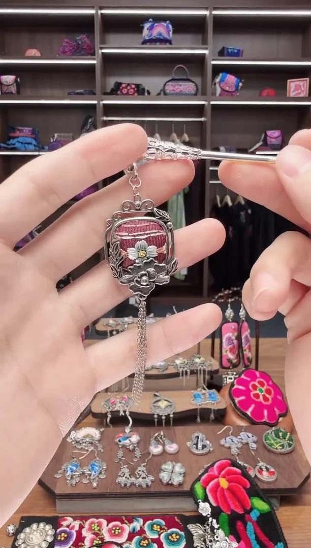 织绣35蒙阿苏苗绣传承店