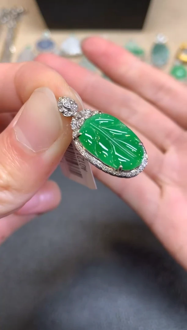 【闪购商品】翡翠颈饰18K金镶嵌叶子【无服务费】