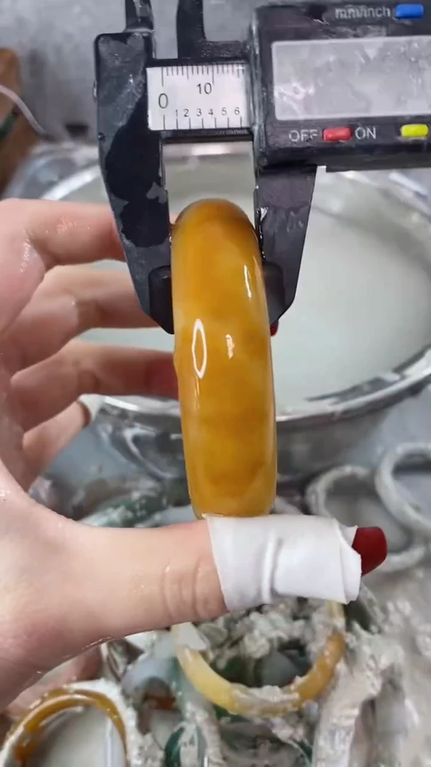 【闪购商品】石英质玉手镯未镶嵌58+461