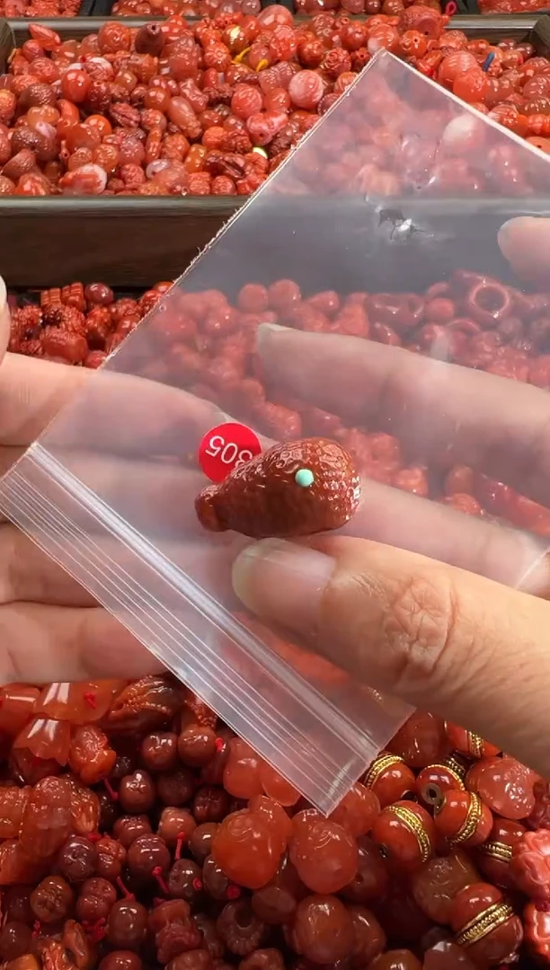 南红玛瑙未镶嵌颈饰1