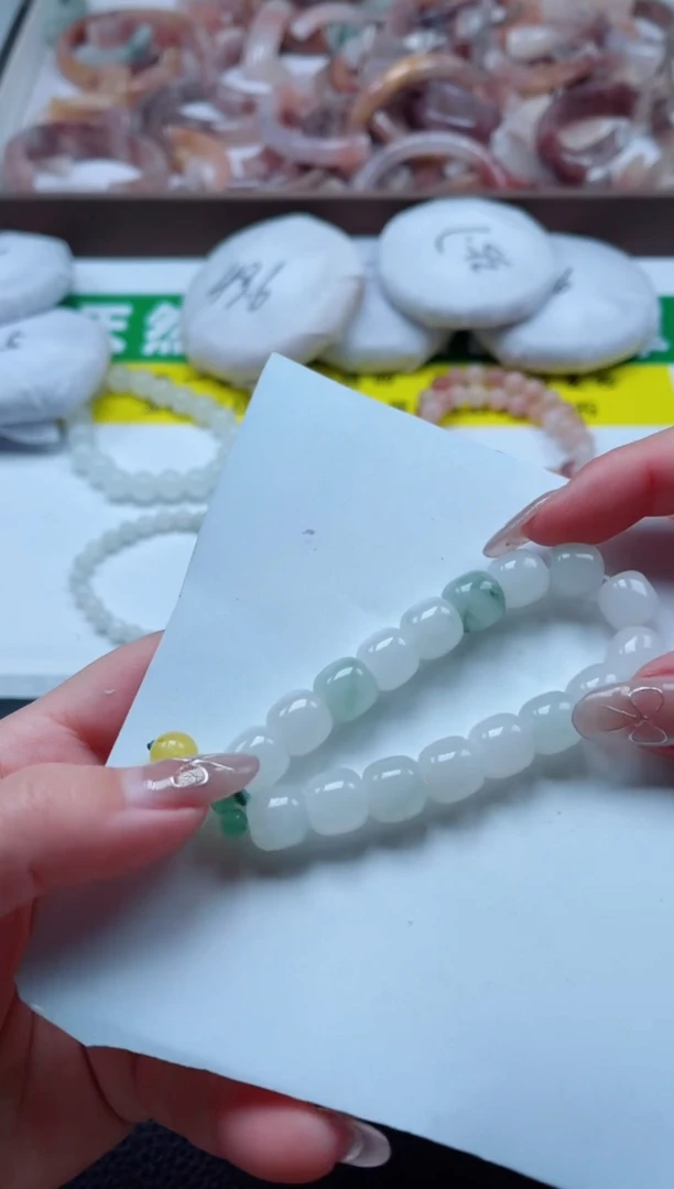 【闪购商品】石英质玉手镯未镶嵌老行桶珠