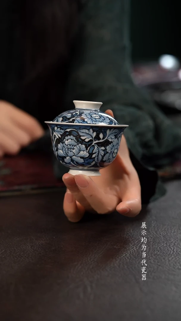 雲山敬古蓝地金牡丹小盖碗