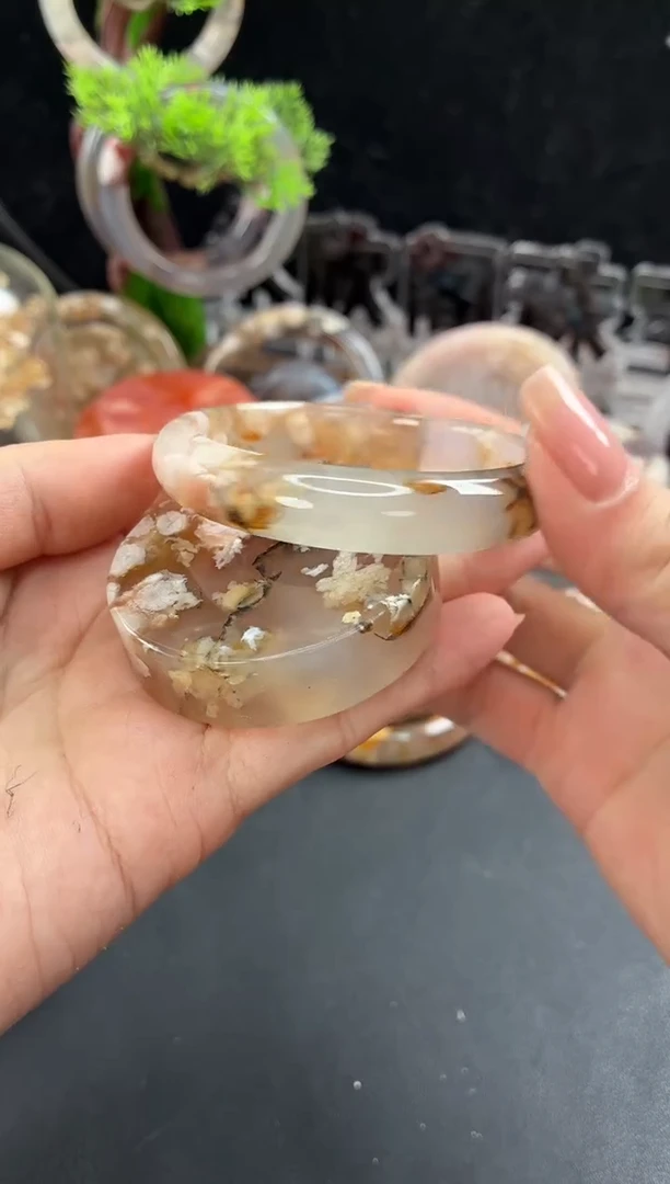 未镶嵌手镯（圆镯）石英质玉52