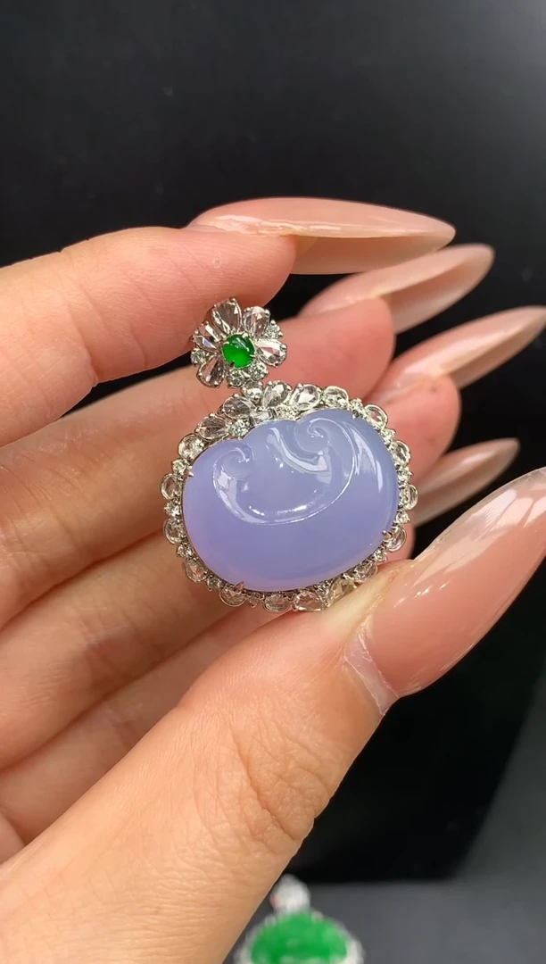 颈饰18K金镶嵌翡翠如意头