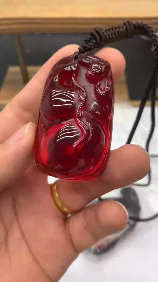 q156 红色雕刻吊坠