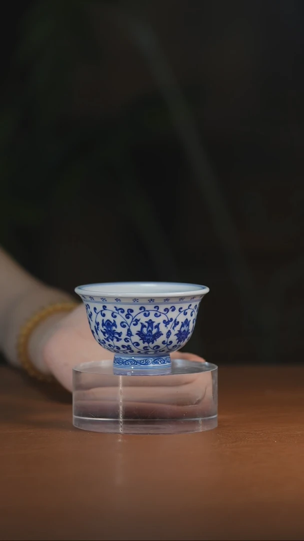 青花缠枝莲压手杯