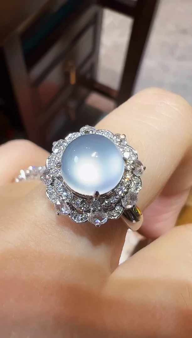 18K金镶嵌戒指翡翠蛋面