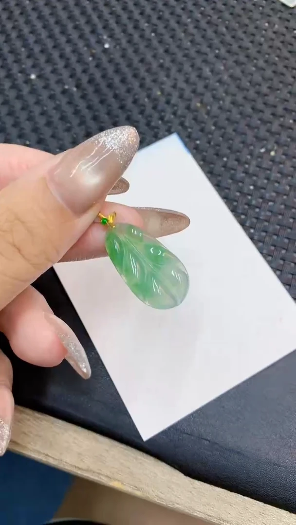 颈饰18K金镶嵌翡翠1