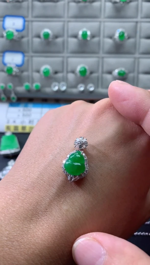 颈饰18K金镶嵌翡翠18K翡翠伴钻