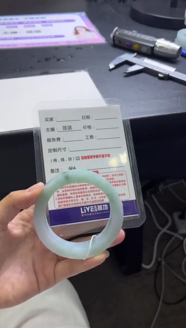 未镶嵌手镯定制翡翠芳定制手镯不退不换