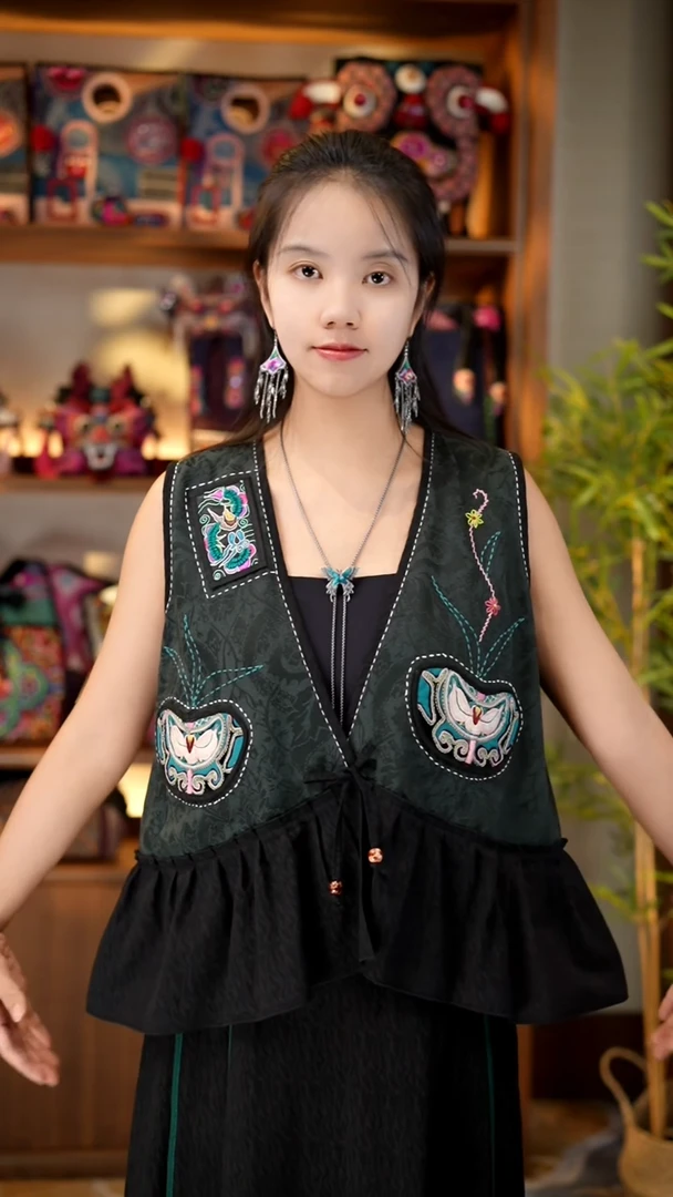 刺绣私人定制苗族手工衣服A9935