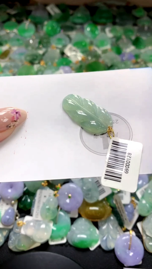 翡翠18K金镶嵌颈饰1111111111111111