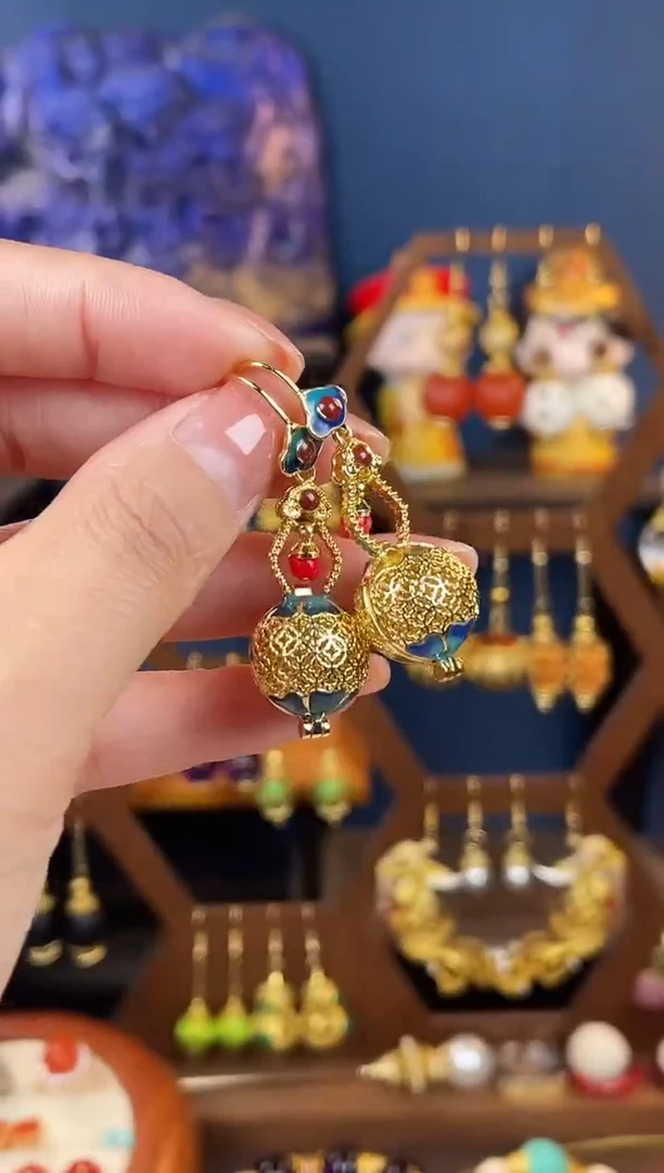 莲****611号红色镂空葫芦耳钩