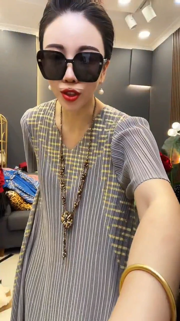 聚酯纤维（涤纶）灰色烫金裙