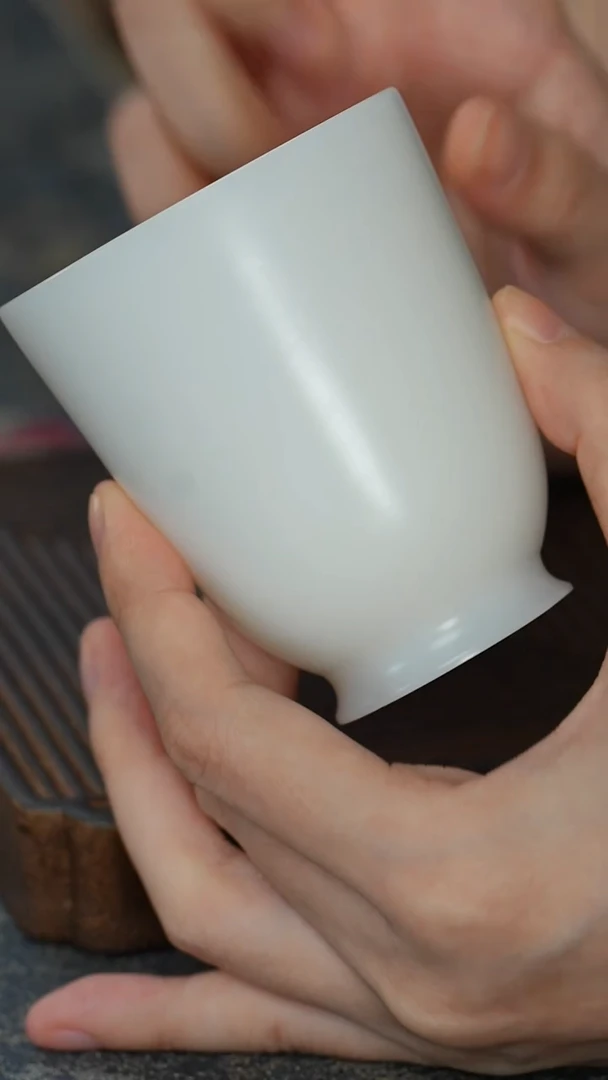 【白瓷冰玉泉石杯】
