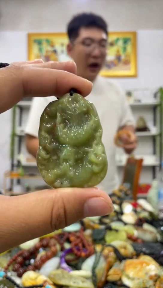 未镶嵌岫玉吊坠