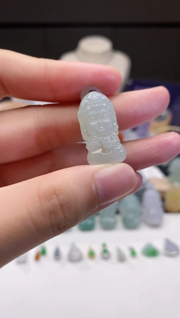翡翠未镶嵌颈饰观音