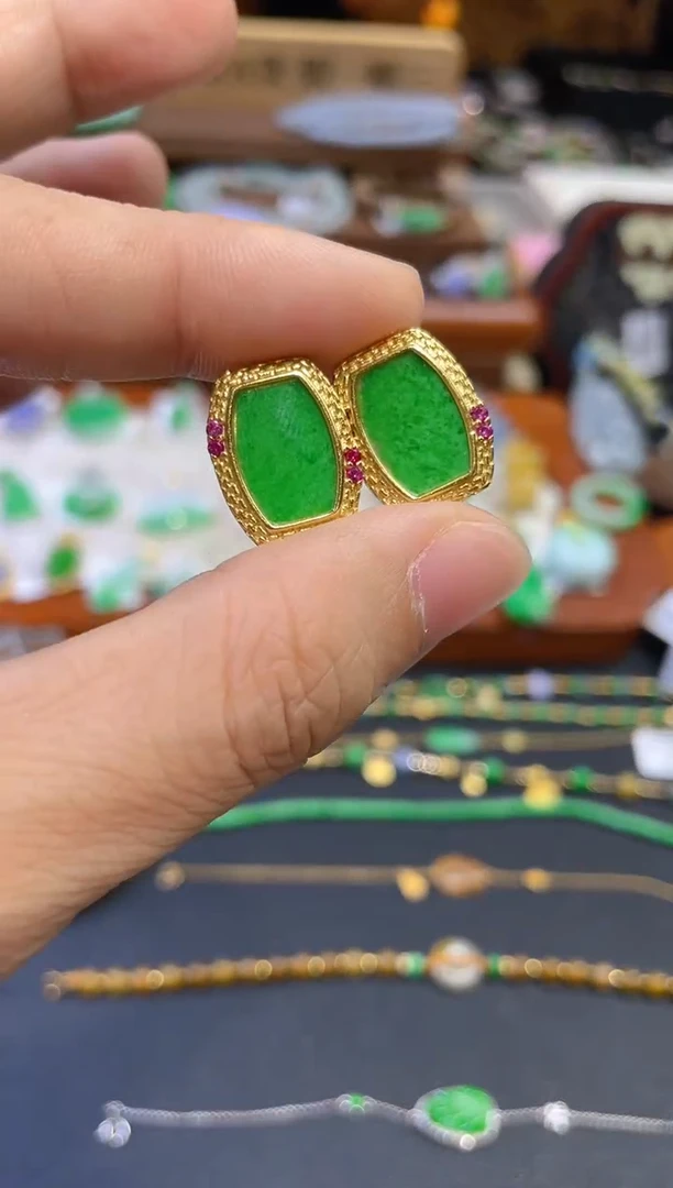 颈饰未镶嵌翡翠耳钉