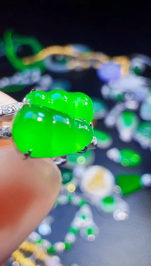 18K金镶嵌翡翠耳饰狮*座翡翠