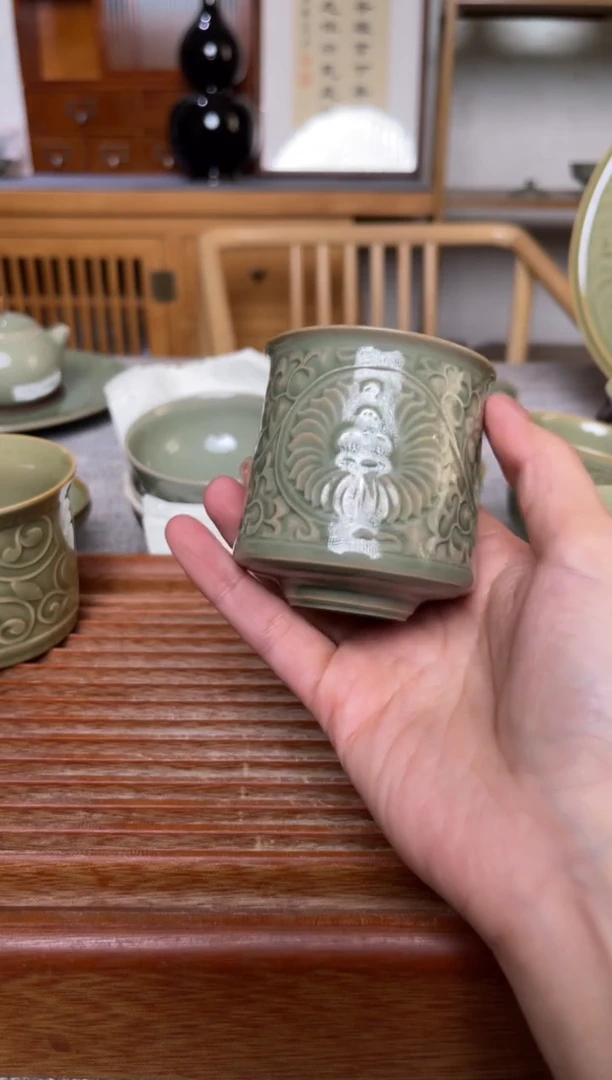 瓷器秘色菊纹束口杯 微瑕