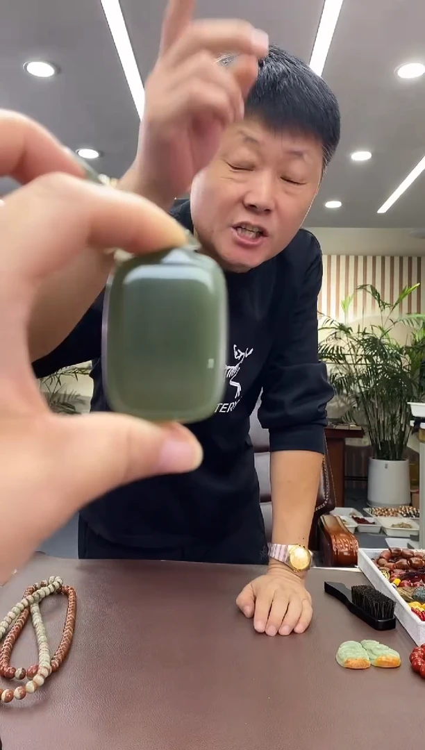 颈饰未镶嵌透闪石质玉吊坠