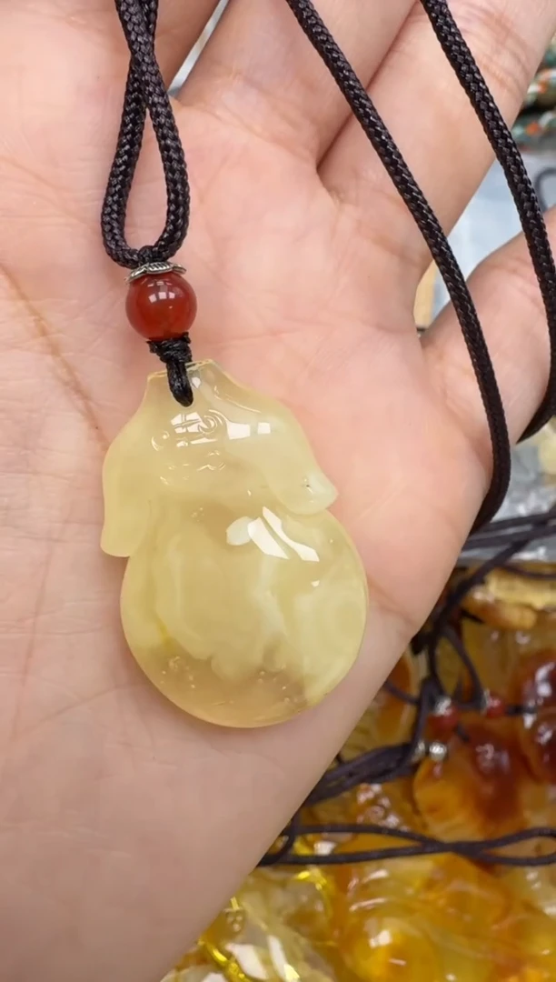 未镶嵌琥珀裸石如图