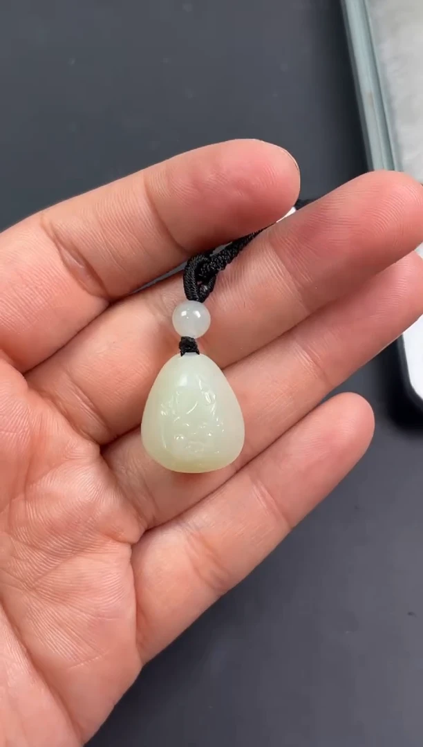 【闪购商品】和田玉吊坠(赠链)未镶嵌且末微色差迪克兰一细