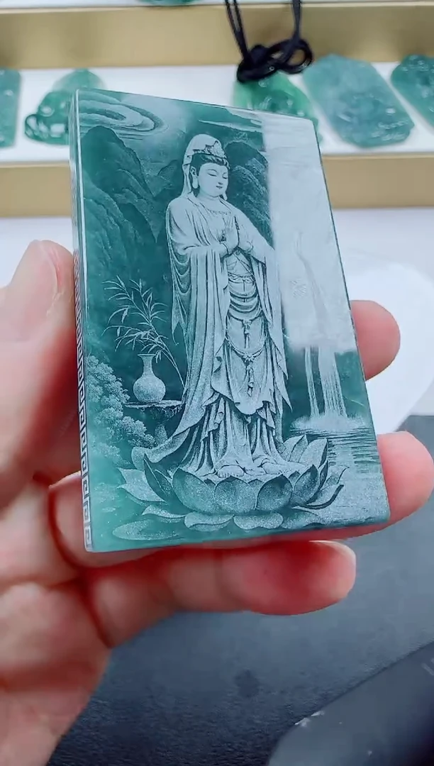 翡翠未镶嵌颈饰方观音