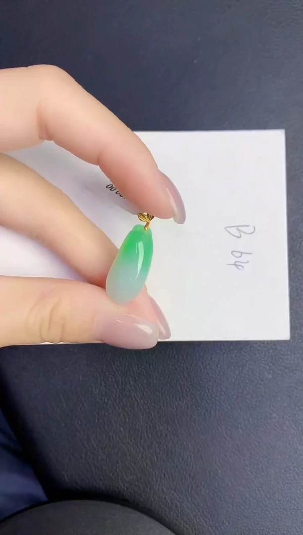 颈饰18K金镶嵌翡翠缅甸天然翡翠A货