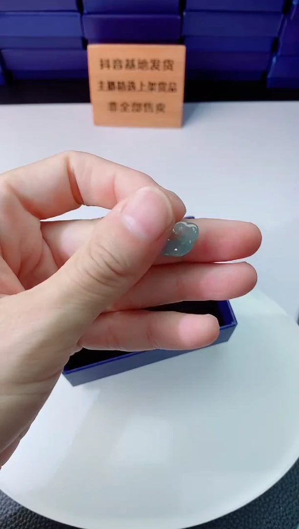 翡翠未镶嵌颈饰     `