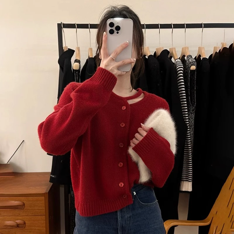 法式复古新年红别致镂空针织开衫女2025秋冬季设计感外穿毛衣外套