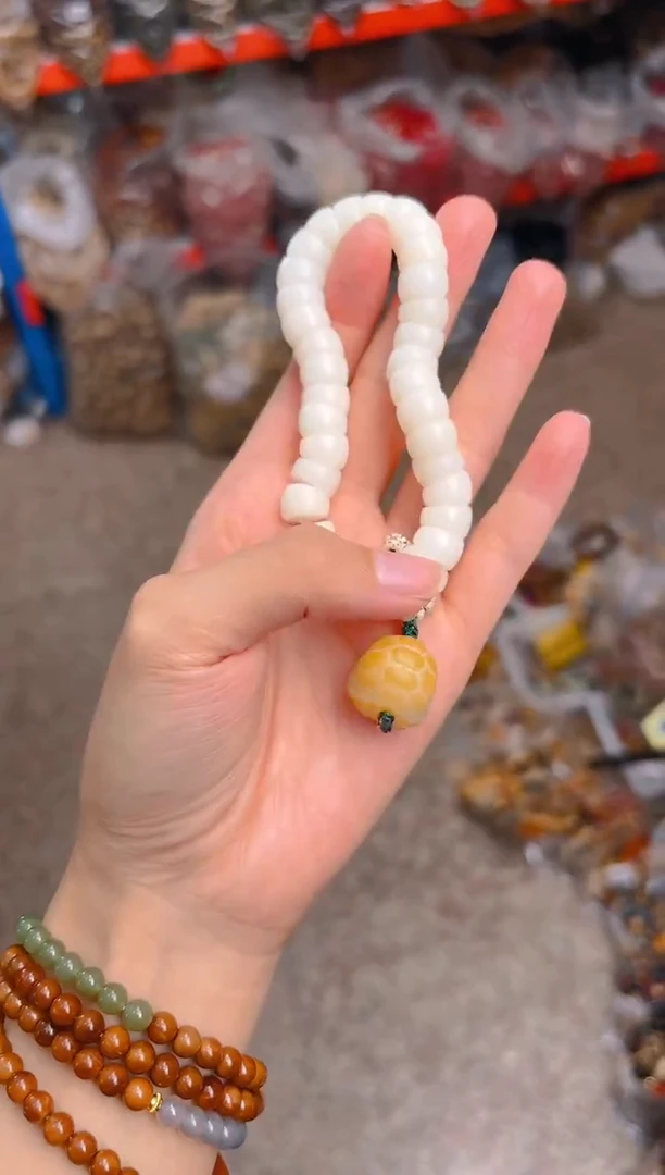 吊坠菩提根/象牙果白色大肠带富甲