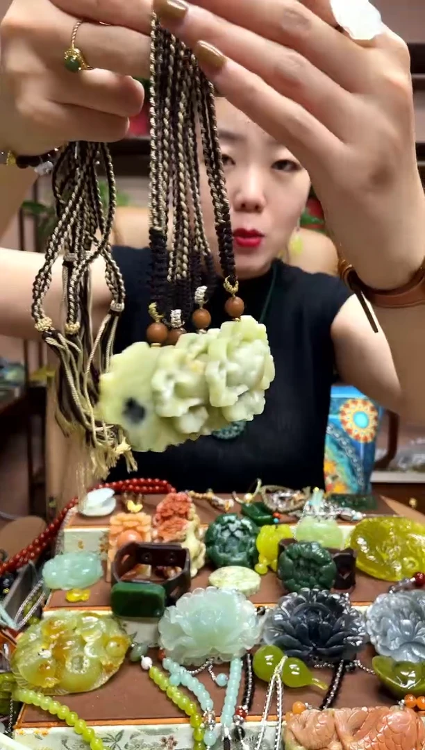 未镶嵌岫玉吊坠多样性发货发其中之一