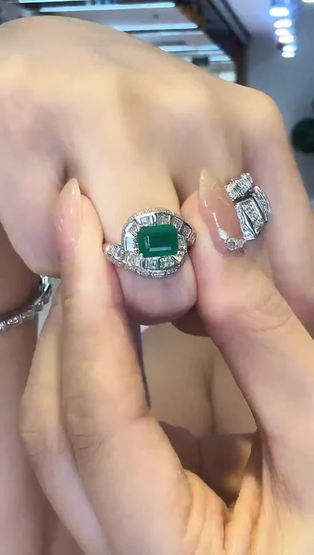 18K金镶嵌戒指祖母绿设计款 1.65ct